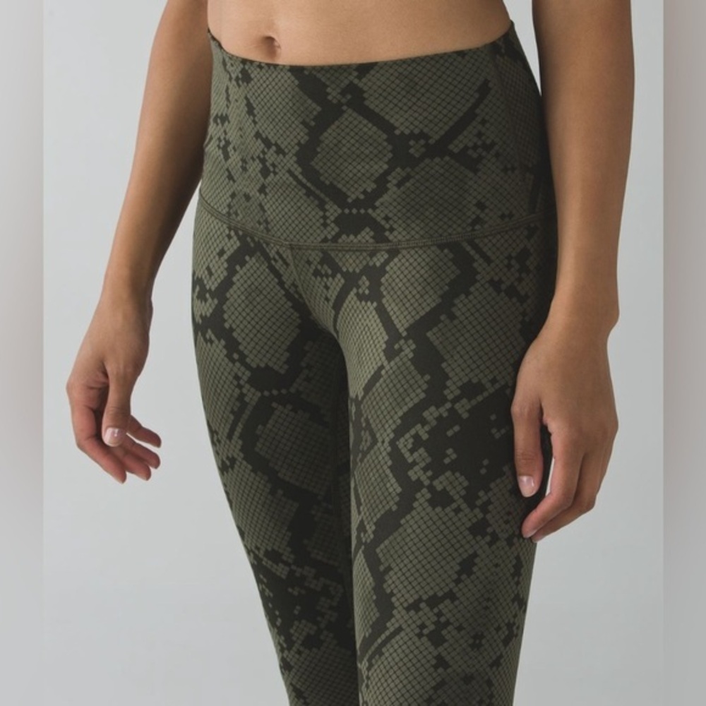 SALE🖤 Lululemon Wunder Under Pant Hi-Rise Green Snake Size 4 Tight Fitted Yoga